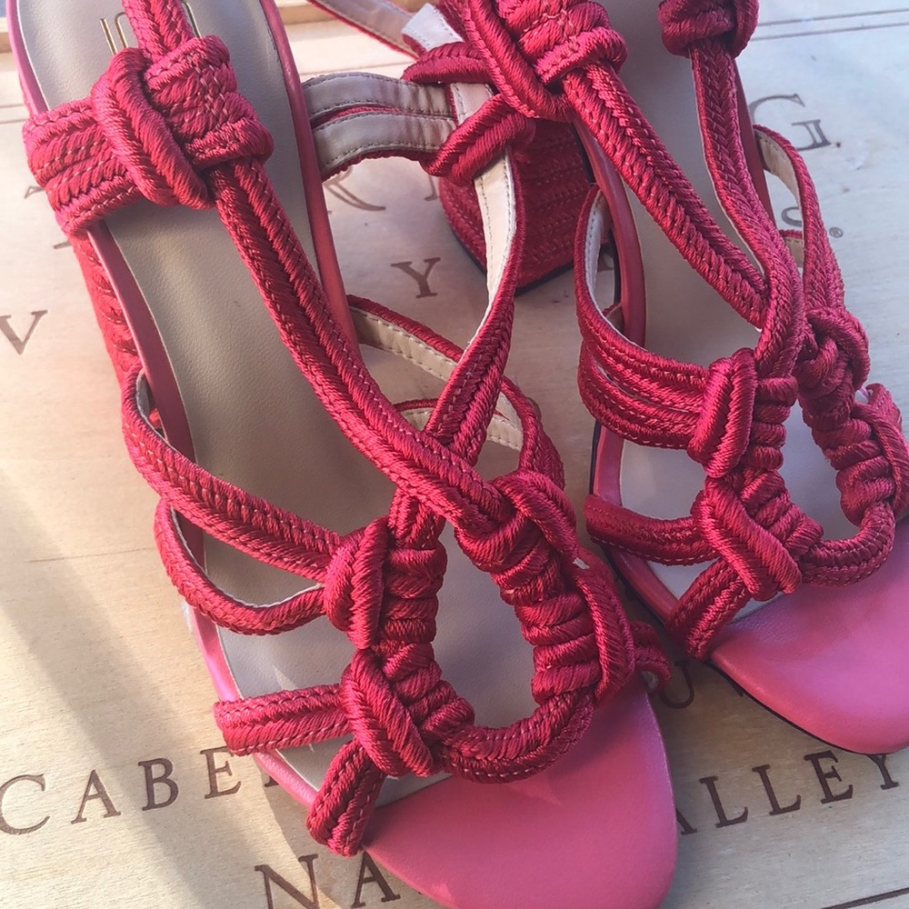 Cabi Sandel, Red